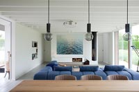 Salon moderne avec poêle à bois suspendu