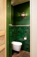 Toilettes carrelées vertes