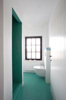Salle de bain moderne carrelée partout en carreaux de mosaïque vert aqua