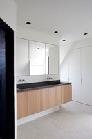 Lavabo double dans la salle de bain minimaliste moderne