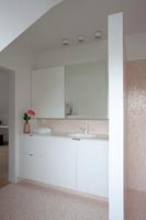 Salle de bain moderne avec carrelage rose