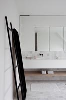 Salle de bain contemporaine avec porte-serviettes style échelle