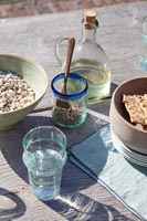 Nourriture et boisson sur table de jardin