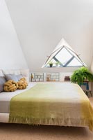 Chambre moderne avec fenêtre triangulaire