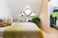 Chambre moderne avec fenêtre triangulaire