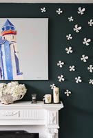 Mur peint sombre avec des fleurs blanches en relief et des illustrations