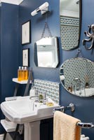 Salle de bain classique avec murs et miroirs peints en bleu foncé