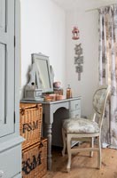 Chambre moderne avec coiffeuse peinte et chaise vintage