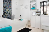 Salle de bain moderne avec mur de tuiles colorées