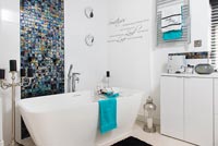 Salle de bain moderne avec mur de tuiles colorées