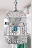 Cage à oiseaux peinte en argent comme décoration
