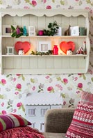 Étagère de papier peint floral dans le salon à Noël