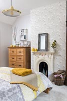 Chambre moderne avec cheminée et mur à motifs floraux