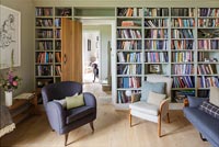 Bibliothèque pleine hauteur dans un salon moderne