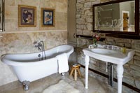 Salle de bain rustique avec murs en pierres apparentes