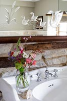 Miroir sculpté décoratif au-dessus de l'évier dans la salle de bain de campagne