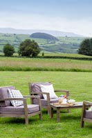 Chaises de jardin avec de vastes vues sur la campagne au-delà