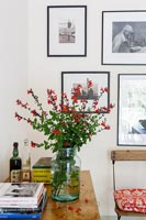 Vase de fleurs sur table - affichage mural de photographies encadrées