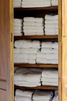 Serviettes soigneusement rangées dans une armoire en bois