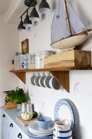 Bateau jouet et vaisselle en cuisine cottage bleu et blanc