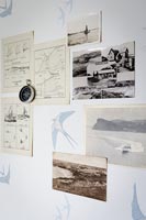 Photos nautiques sur mur avec papier peint hirondelle