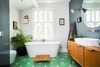 Salle de bain moderne avec sol vert clair