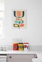 Pots de rangement colorés et illustrations dans une cuisine moderne