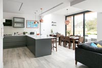 Espace de vie moderne ouvert avec cuisine, table à manger et salon