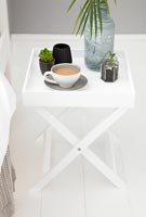Petite table d'appoint pliante avec cactus et tasse de thé