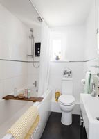 Petite salle de bain blanche avec sol noir