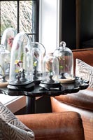 Collection de cloches en verre sur une table d'appoint noire