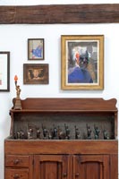 Collection de statues miniatures de la liberté dans une armoire en bois