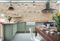 Cuisine-salle à manger moderne avec mur de briques apparentes