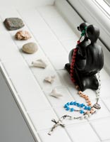 Ornement noir avec bijoux et collection de pierres