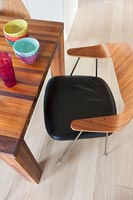 Chaise noire et en bois dans la salle à manger moderne