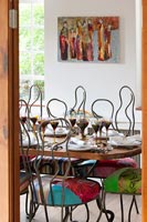 Chaises colorées dans la salle à manger éclectique