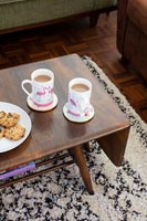 Thé et biscuits sur table basse vintage drop leaf