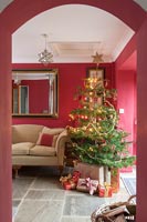 Salon rouge avec arbre de Noël