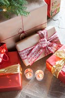 Bougies et cadeaux sous le sapin de Noël