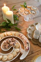 Nourriture festive sur table en bois