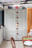 Décorations de coeur sur une grande armoire dans la salle à manger à Noël