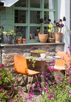 Petite table et chaises dans le jardin du chalet