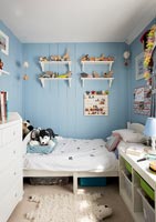 Murs lambrissés en bois peint en bleu dans la chambre des enfants