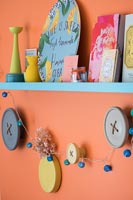 Affichage coloré des objets sur les étagères et les décorations murales des boutons