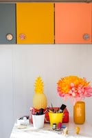 Armoires colorées et accessoires sur le bureau à domicile