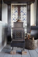 Carreaux néerlandais dans la cheminée avec poêle à bois