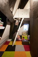 Échelle grimpante enfant dans une chambre moderne - Moulin à vent hollandais Coonverted C16th