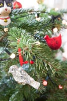 Détail de la décoration de Noël sur l'arbre