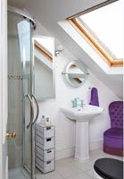 Chaise violette dans la salle de bain moderne