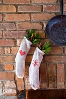 Chaussettes de Noël utilisées comme décorations de bas sur la cheminée en brique